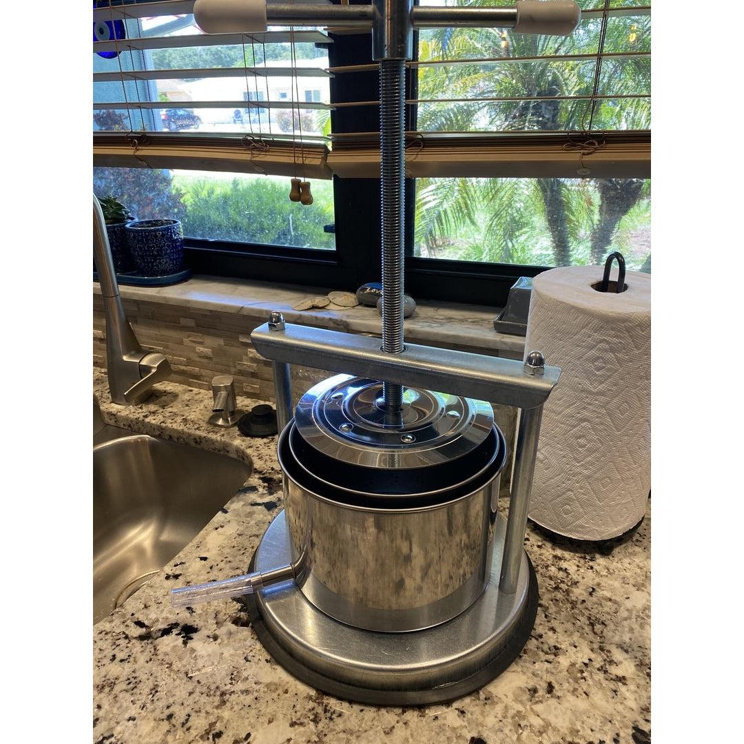 https://us.consiglioskitchenware.com/cdn/shop/products/torchietto-press-made-in-italy-galvanized-steel_6ffed448-6964-49f4-9067-7d4b71bfe8b2_1080x1080.jpg?v=1676434606